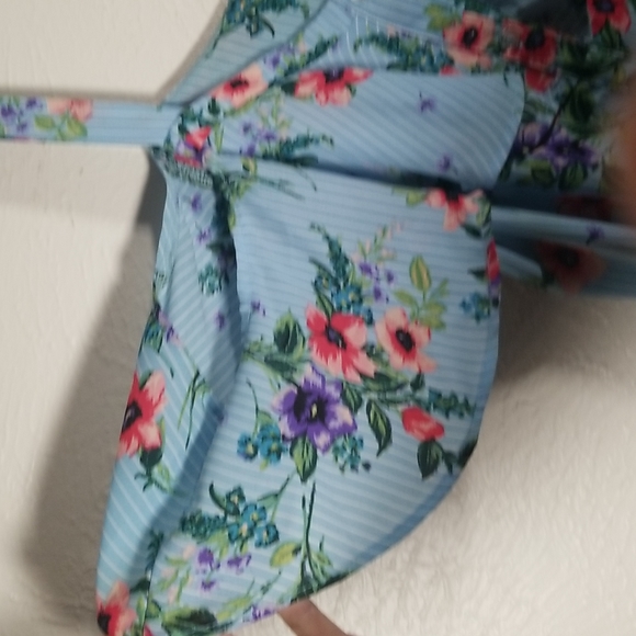 Charming Charlie Blouse with Straps and Off the Shoulder sleeves - Picture 4 of 8